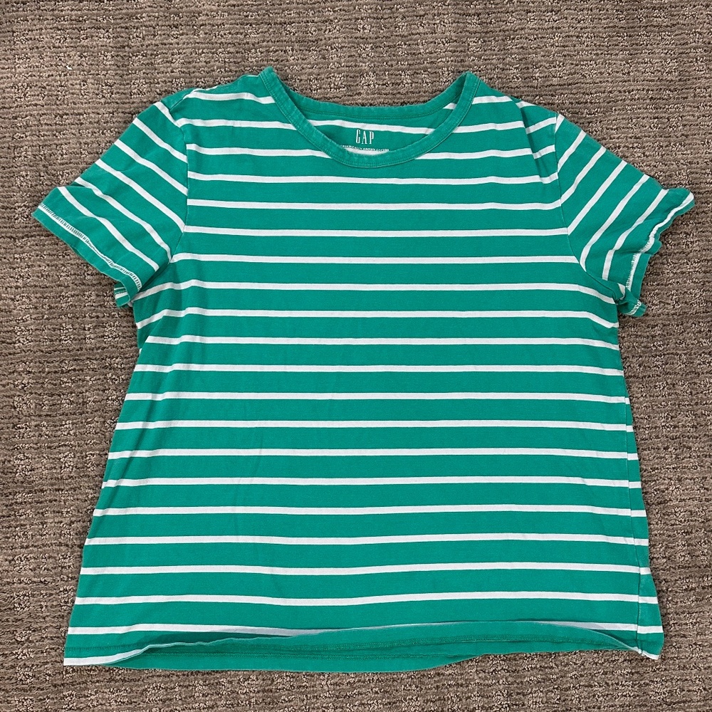 Women’s Gap shirt